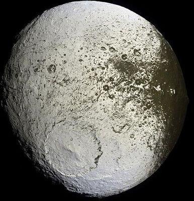 两个不同颜色的月亮，两个半球的颜色不一样