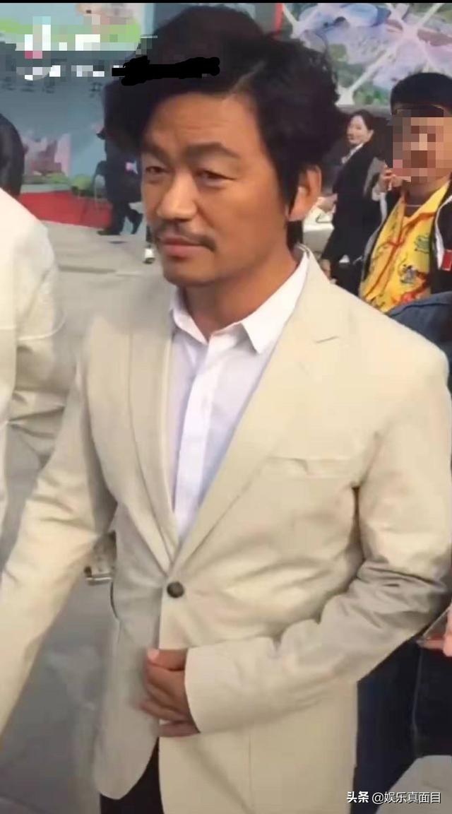 还晒出了一张王宝强在家中的旧照，土掉渣变身帅气男掀起乡村时尚潮