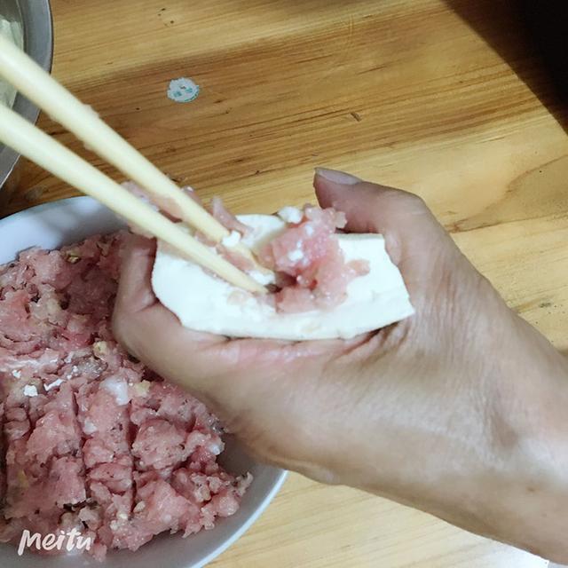 酿豆腐的制作详细方法，梅州美食客家酿豆腐的制作教程