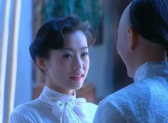 38岁杨蓉终于高调一回，穿红T配红纱裙娇艳妩媚