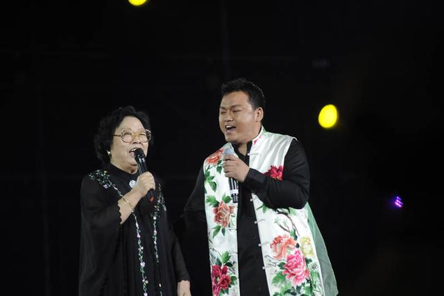 龚琳娜年轻时候唱歌，开挂的龚琳娜：5岁登台