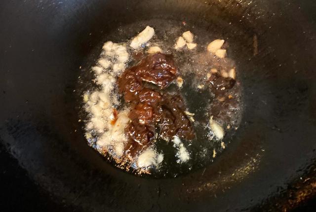 酱香茄子怎么做，简单版酱香茄子怎么做好吃又简单（家常酱香茄子：比肉还好吃）