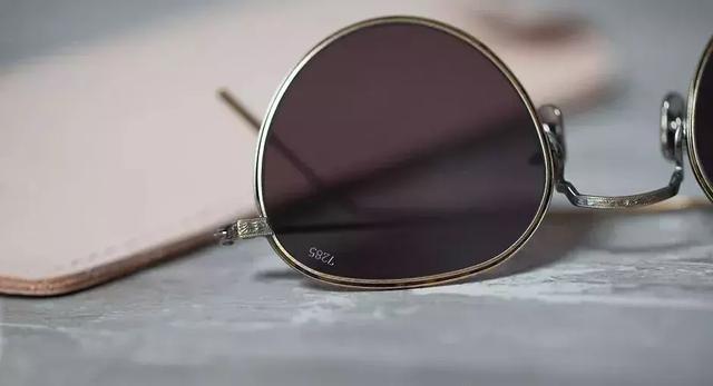 太阳镜怎么挑选，怎么选择适合自己的太阳镜（夏天开车阳光刺眼）