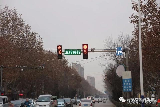 直行车道和单行路标志怎么区分，直行待行区怎么走