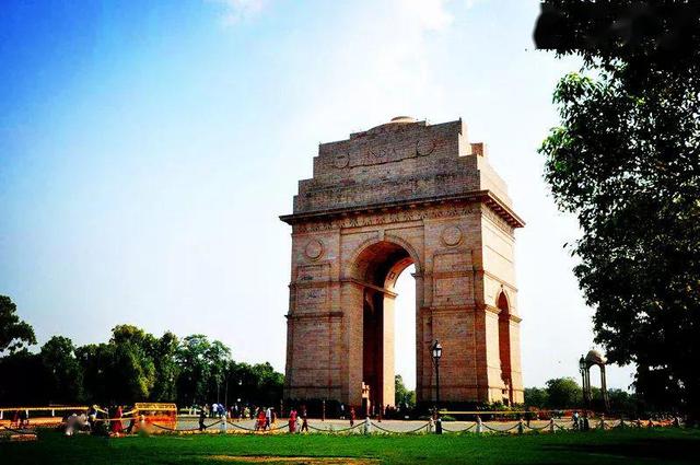 印度德里与上海对比，印度的三座“世界一线城市”放在我国