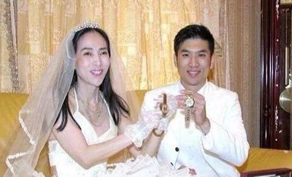 许纯美现在在哪里，2003年5婚5离的许纯美