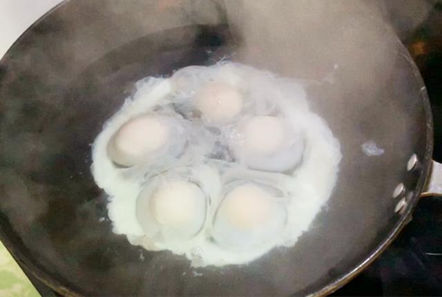 水煮荷包蛋的技巧，水煮荷包蛋有诀窍这样煮不散花（切记不要水开下锅）