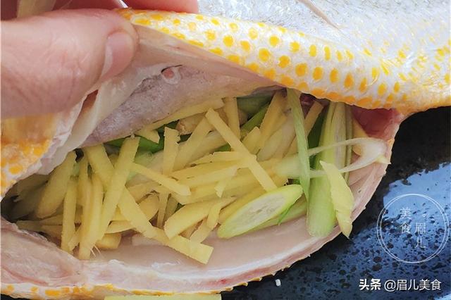 蒸鱼用热水还是冷水，清蒸鱼要开水还是凉水蒸（清蒸鱼冷水还是热水下锅）