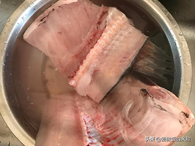 家常炖鲢鱼怎么做好吃，这样炖鱼不粘锅