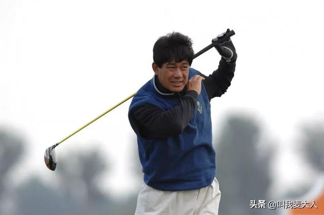 朱时茂春晚最新消息，与旗袍美女饮酒红光满面