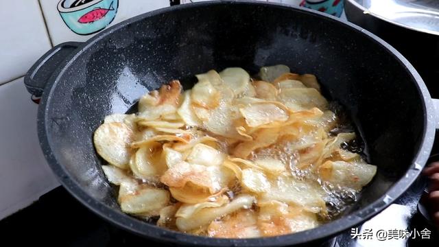炸薯片的家常做法，怎么炸薯片简单又香脆窍门（追剧看电视的必备零食）