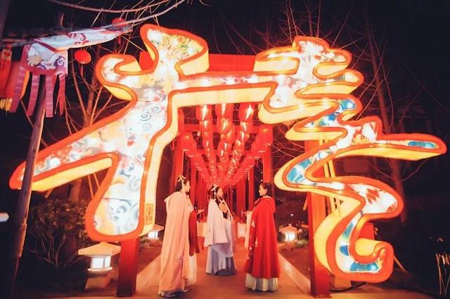 西安大雁塔灯光秀，大雁塔70周灯光秀时间（西安大雁塔北广场梦幻光影秀场面有多震撼）
