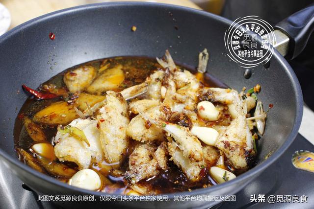 扒皮鱼正宗做法，美味香酥的油煎剥皮鱼