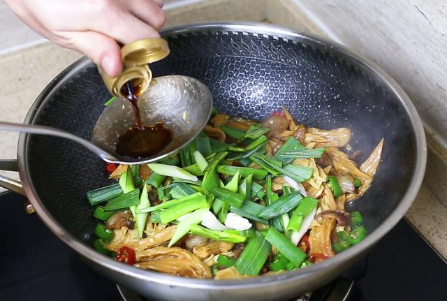 腐竹用热水泡还是冷水泡，腐竹油炸过用凉水还是用热水泡（做对这1步里外都不硬）