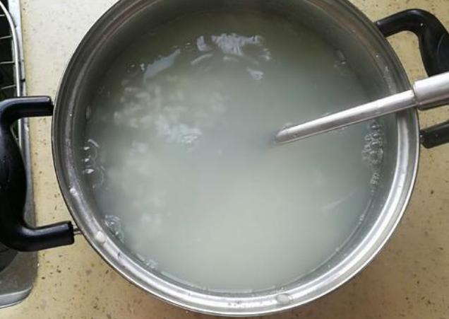 煮大米粥要多久，大米粥一般煮多久才好吃（大米粥怎么煮才又滑又粘稠）