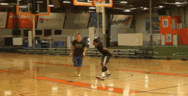 你不一定知道的篮球防守技巧，篮球教学总是被一步过