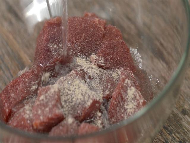 网红窝蛋牛肉饭的做法，不如来一锅暖乎乎的煲仔饭吧