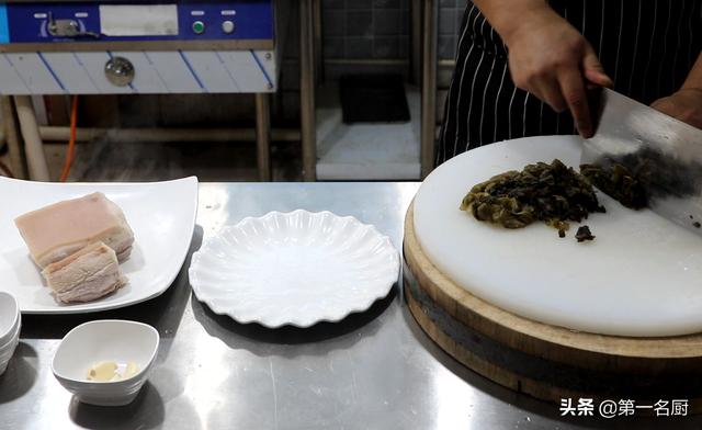 正宗梅菜扣肉的做法步骤，家常梅菜扣肉的做法