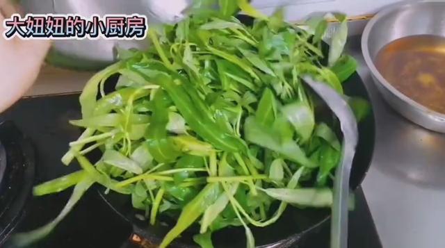 空心菜怎么炒好吃，炒空心菜鲜嫩脆爽开胃下饭（<空心菜>一吃就上瘾）