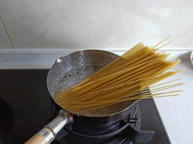 意面怎么做好吃，简单又好吃的意面你学会了吗（比西餐厅的还好吃）