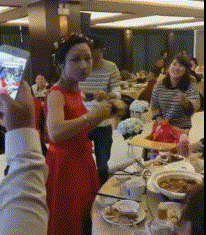 女朋友和她妈妈，我该送什么礼物？网友：哪个是她妈妈？哈哈哈 送女朋友什