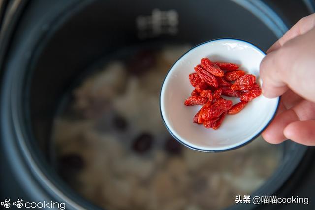 干猴头菇鸡汤做法，煲出来的猴头菇鸡汤鲜香味美