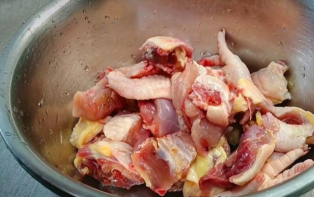 清炖鸡汤放什么材料，清炖鸡汤里面都要放什么（炖鸡汤要牢记“3放3不放”）