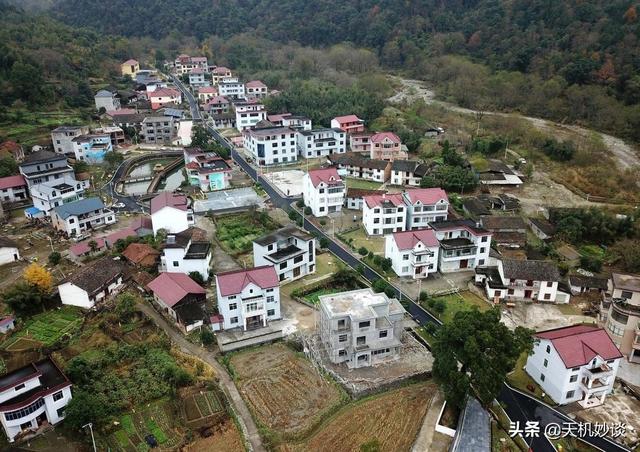 兄弟联排双拼二层别墅带院子现代，一文讲明白独栋