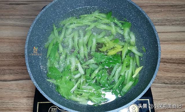 芹菜炒几分钟熟，炒芹菜又脆又嫩的方法（芹菜清香又脆嫩）