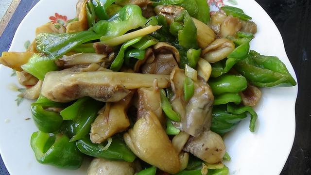 红色的有毒蘑菇有哪几种，颜色鲜艳的蘑菇就是有毒的吗