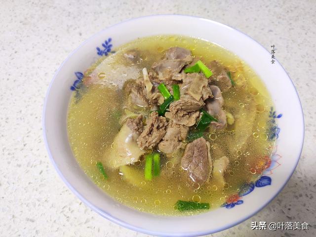 鸽子汤怎么炖最营养，鸽子怎么炖汤最有营养（炖鸽子汤需要焯水吗）