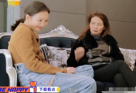 王鸥妈妈综艺首秀！装扮时尚颜值不输女儿，穿着打扮洋气颜值超高