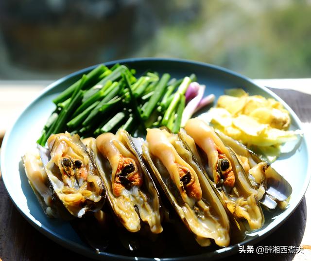 蛏子怎么做才能做出街边小吃的味，肥美的蛏子只需与姜葱简单爆炒