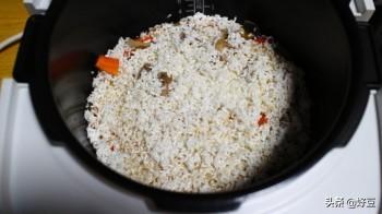 手抓羊肉饭的做法，手抓羊肉饭各种做法（电饭煲就能做的手抓羊肉饭）