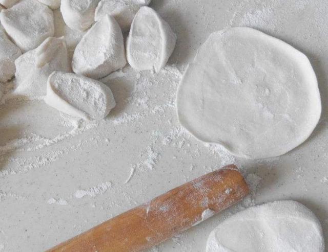 包饺子和面的方法，怎样包饺子和面的正确方法（用冷水好还是热水好）