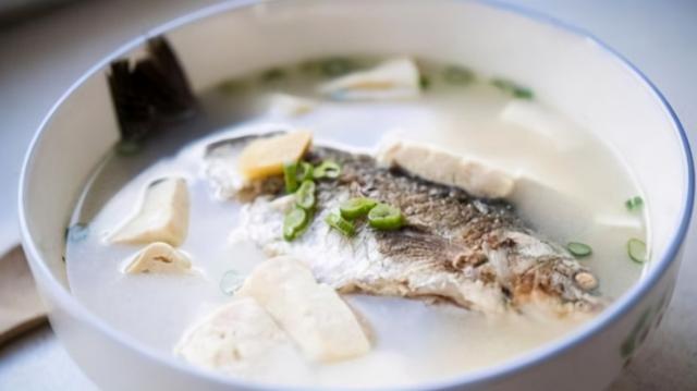 鱼汤怎么炖才最正确，炖鱼汤牢记2加2不加