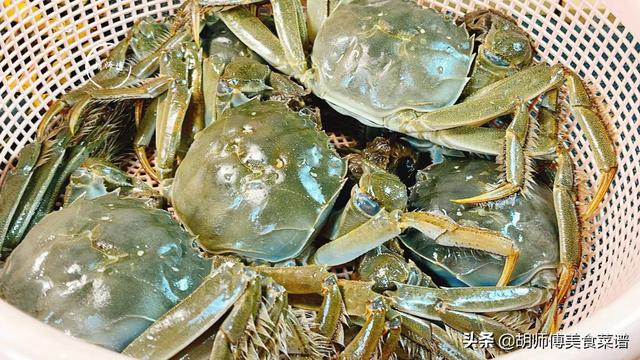 大闸蟹怎么处理，内行人从来不买这3种（正确处理熟螃蟹的方法）