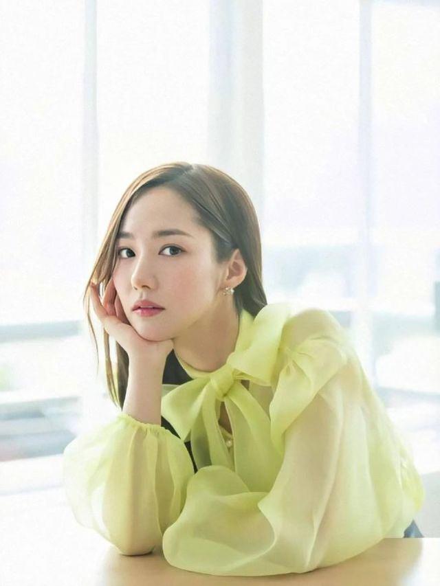 「南韓美女」朴敏英曬照，綠色look清爽氣質足，笑容更是加分 娛樂八卦吃瓜 第3张