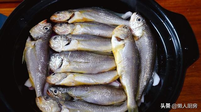 這魚我家隔天吃一次，鍋底放這些，不加水燉煮，魚肉鮮嫩 熱愛美食 第12张