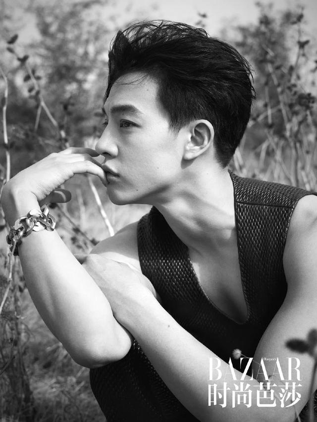 李宇春女装图片，李宇春穿搭卫衣（时尚大片红黑榜）