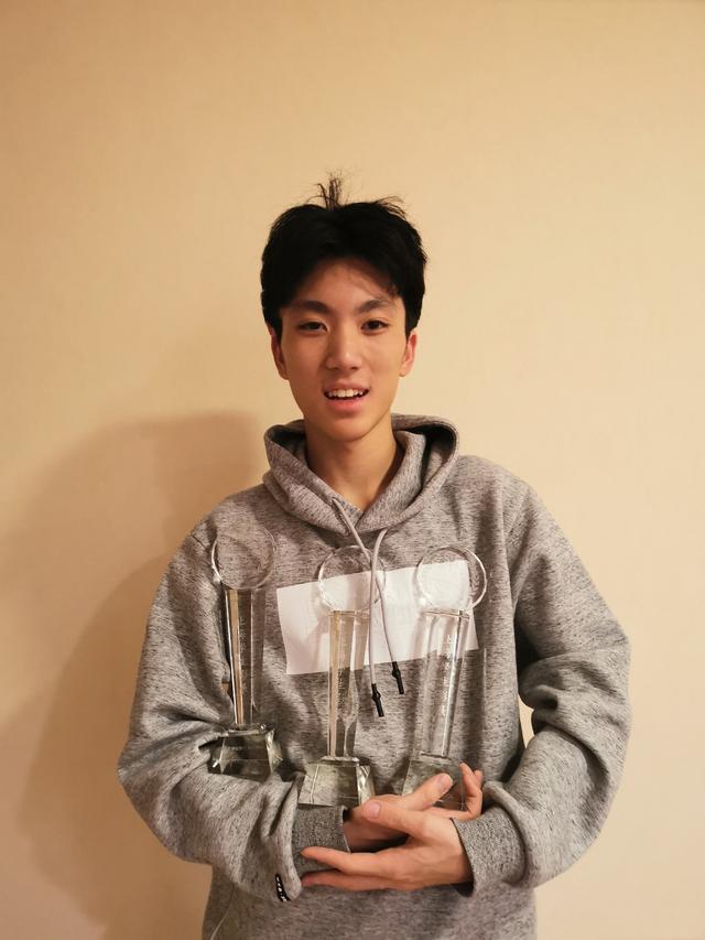 张艺谋晒全家照，张艺谋小31岁娇妻为儿庆生