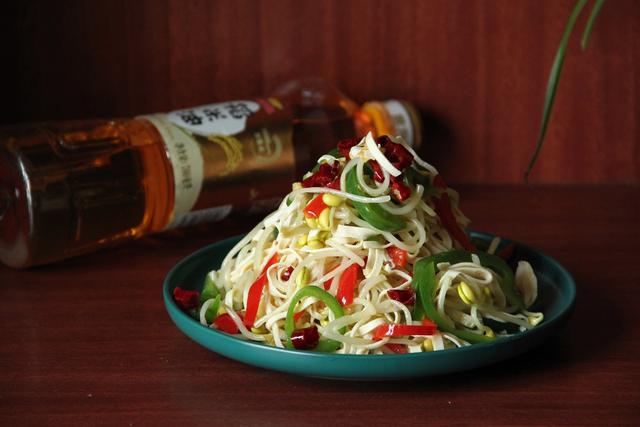 拌豆芽凉菜的做法，自制豆芽菜凉拌方法（快手菜凉拌黄豆芽）