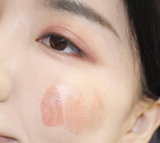 腮红膏哪个好用又持久不掉色，腮红膏它的优点是与肌肤更贴合