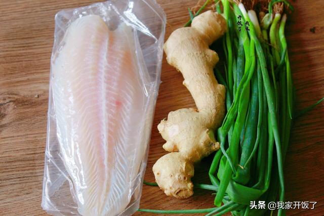 手工鱼丸怎么做，跟大厨学做手打鱼丸（手工鱼丸的做法最正宗的做法）