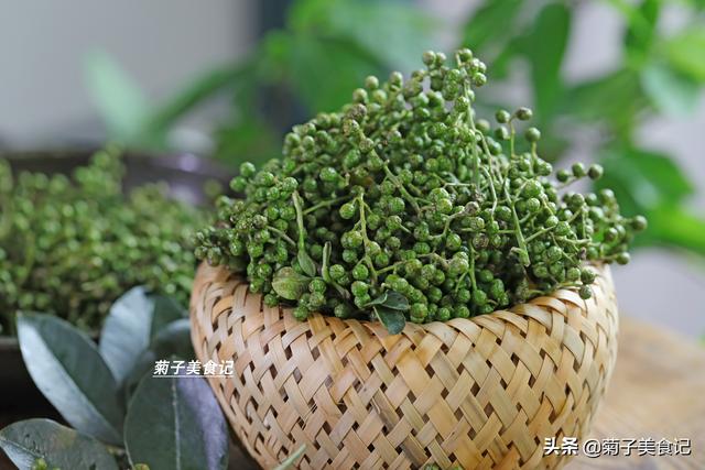 辣椒炒鸡腿肉怎么炒好吃又嫩，教你在家做快手小炒