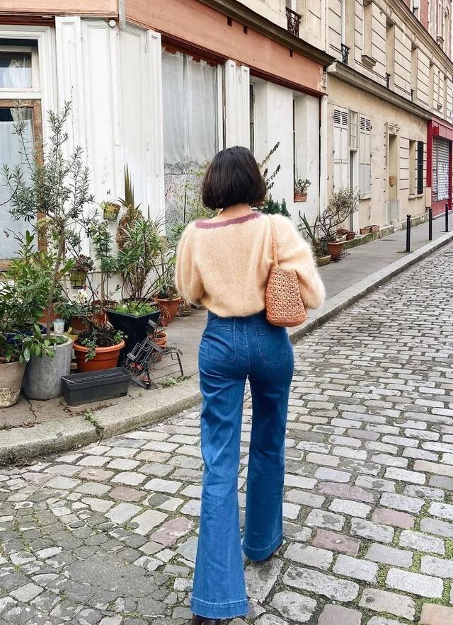 今年春天喇叭裤怎么穿才时髦，今年“封神”的喇叭裤更香