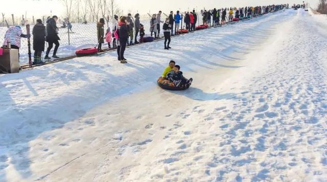 山东哪里有冰雪大世界，山东青州游客冰雪世界享清凉