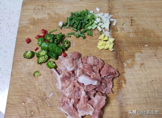 茶树菇的两种做法，春天多吃这道茶树菇滑肉片