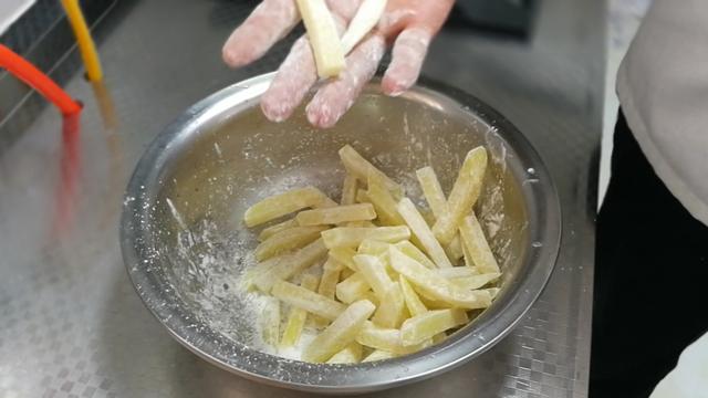如何炸薯条又酥又脆窍门，炸薯条3个超简单小技巧