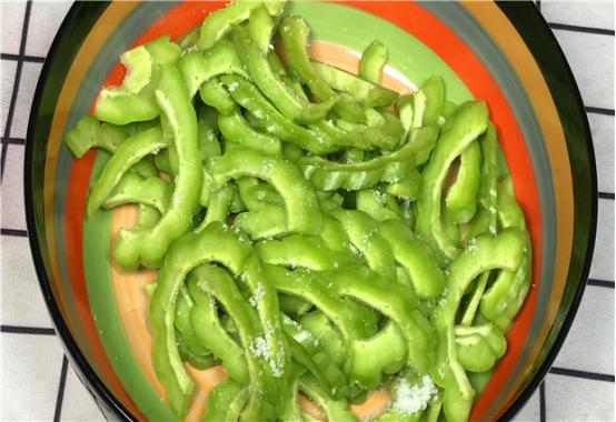 苦瓜怎么做不苦，苦瓜要怎么做才不苦而且还脆（学会了夏天隔三岔五吃）